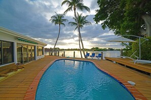 Original Pool-Home pics 2017-Renovation in 2022-Same ah! Sunset Views-Palms-wow!