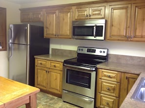 Brand New Beautiful eat in Kitchen with new appliances