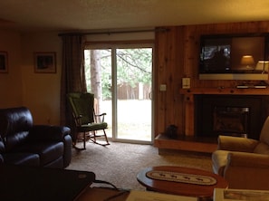 Living room with new leather furniture/Gas fireplace & 48" Roku TV & DirectTV