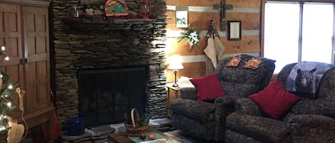 Cozy, Majestic Log Cabin Comfort!