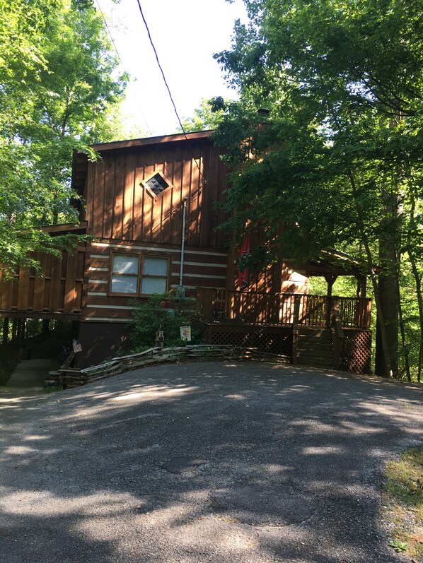 Real Log Cabin & rustic comfort for family just outside the GSMNP! 