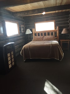 Riverfront Log Cabin, minutes away from your outdoor adventure