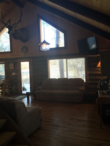 Riverfront Log Cabin, minutes away from your outdoor adventure