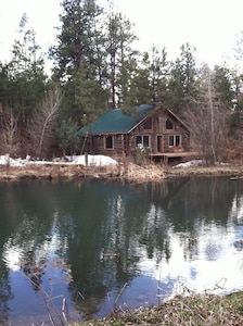 Riverfront Log Cabin, minutes away from your outdoor adventure