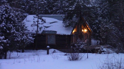 Riverfront Log Cabin, minutes away from your outdoor adventure