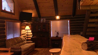 Riverfront Log Cabin, minutes away from your outdoor adventure