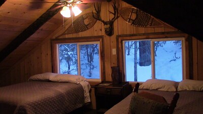 Riverfront Log Cabin, minutes away from your outdoor adventure