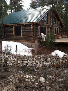 Riverfront Log Cabin, minutes away from your outdoor adventure