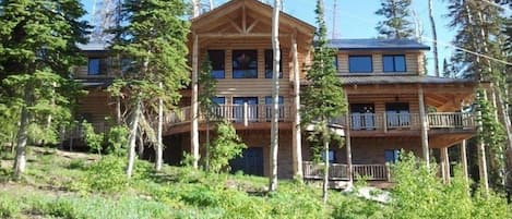 LUXURY LOG HOME HAS EVERYTHING!! 1 MIN TO SLOPES! 5 BDR 4 BATH SLEEPS 20 GAME RM