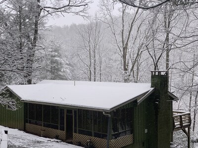 Bear Ridge Cabin. HOT TUB Just Added!! Cozy & Secluded. Close to Highlands, NC.