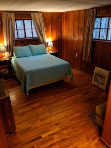 Bear Ridge Cabin. HOT TUB Just Added!! Cozy & Secluded. Close to Highlands, NC.