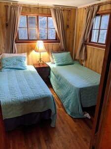 Bear Ridge Cabin. HOT TUB Just Added!! Cozy & Secluded. Close to Highlands, NC.