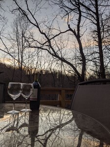 Bear Ridge Cabin. HOT TUB Just Added!! Cozy & Secluded. Close to Highlands, NC.