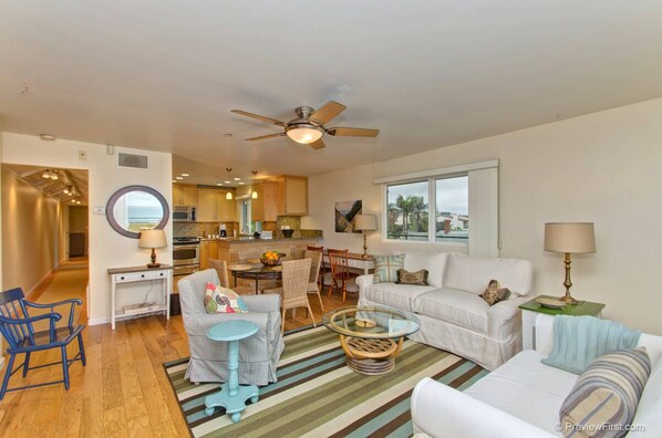 Cozy Beach. Bamboo wood floors. Lots of windows with awesome views.