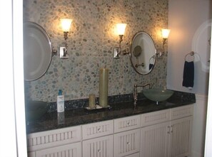 Master bath w/spa steam shower