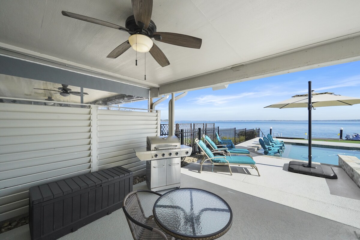 Luxury Lakefront with Spectacular Pool, Spa & Putting Green!! Fully Remodeled!!