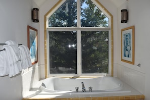 Large jetted Jacuzzi tub