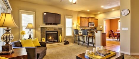 Cozy Living room w/gas fireplace and 51'TV, Kitchen w/Stainless Steel Appliances