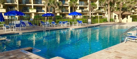  Plenty of seating in the pool and deck. enjoy while listening to the ocean 