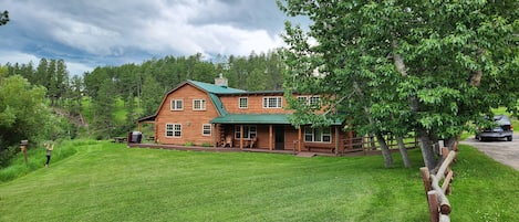 Timber Ridge Lodge (Front Driveway View)