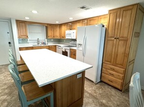 Large quartz island 