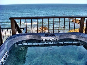 Hot tub right on the bluff.  Few spots like this one in the world, day or night