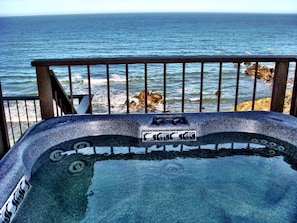 Hot tub right on the bluff. Few spots like this one in the world, day or night