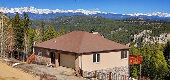 Sweeping views of the Divide and numerous rock formations