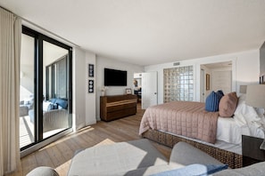 Master Suite w/ Balcony Access