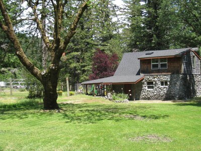 The Chetco River Inn Cottage-PRIVATE River Frontage, 36 acres-Relax, Swim, Fish