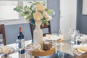 Elegant table decor is perfect to host family dinners.