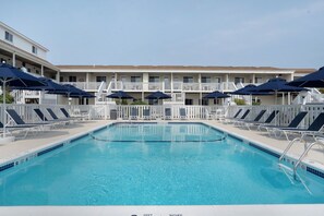 Heated 40 ft x 20 ft Guest only Pool
Lounge chairs an Tables available