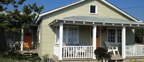 Cozy historic cottage. Enjoy your morning coffee on one of the two porches.