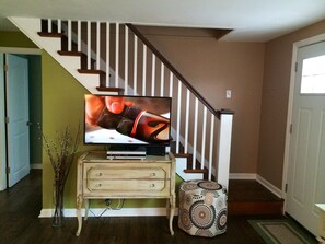 Living Room with smart TV and cable plus internet access to Netflix