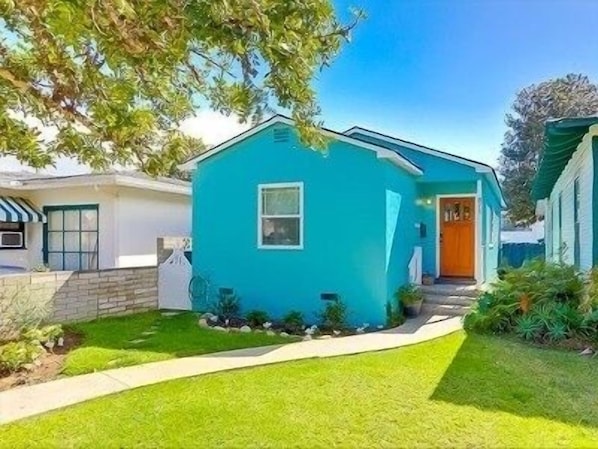 The front of the house. You can see the ocean from here!!