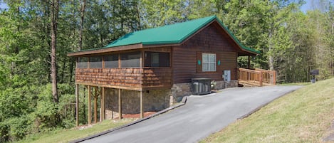 Enjoy your own piece of Smoky Mountains paradise in this adorable cabin