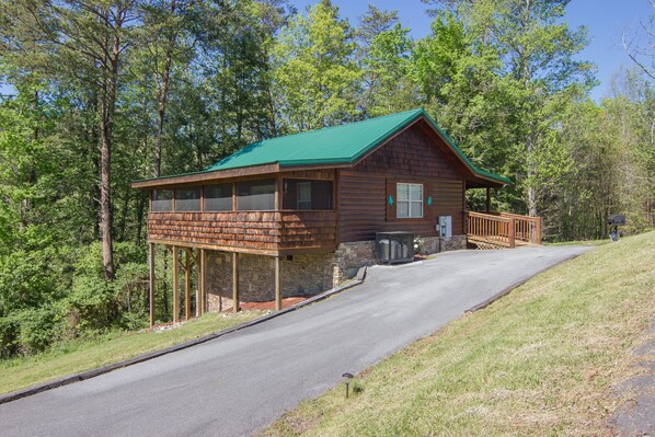 Enjoy your own piece of Smoky Mountains paradise in this adorable cabin