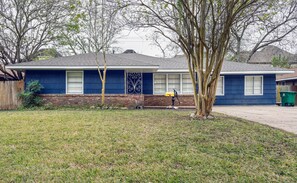 3411 Linkwood Drive  Front Yard