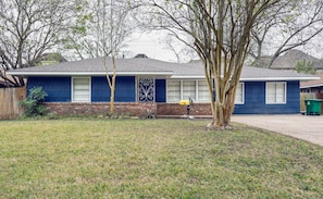 3411 Linkwood Drive Front Yard