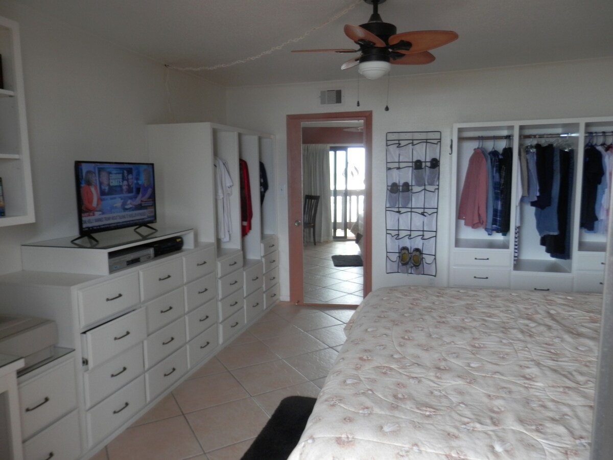 BEST BUY!! -Jackie’s Direct BeachFront Condo -Spectacular View -Remodeled