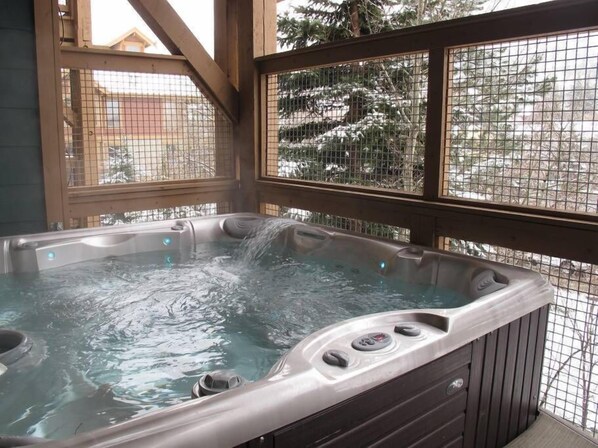 Awesome jacuzzi on deck!