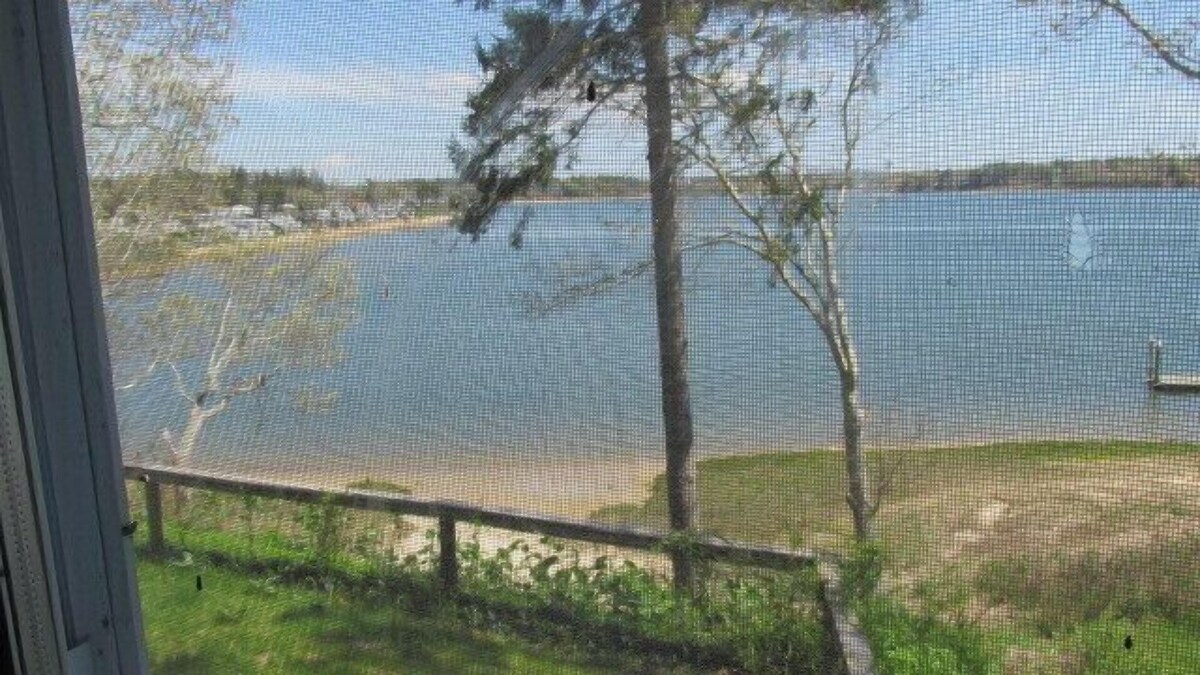 Cozy Beachfront home w/ amazing views.