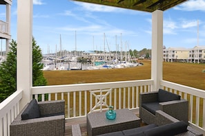 Outdoor living / eating area, viewing the gorgeous sailboats