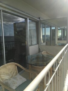 Oceanfront condo with Pool & Hot Tubs access WIFI A/C Kitchen, King Bed