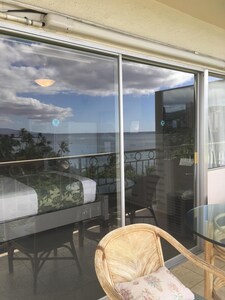 Oceanfront condo with Pool & Hot Tubs access WIFI A/C Kitchen, King Bed