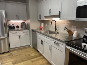 Newly renovated kitchen with all the amenities!