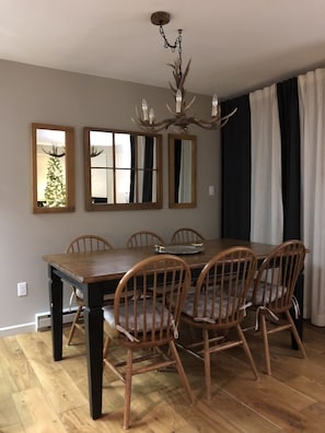 Dining room with seating for 6-8