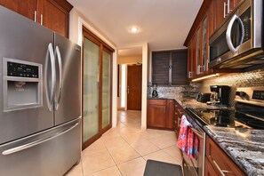 FULLY-EQUIPPED KITCHEN WITH STAINLESS STEEL APPLIANCES