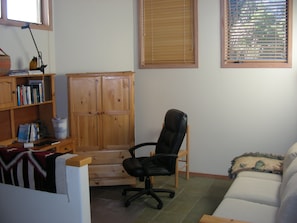 upstairs office w/roll-out bed