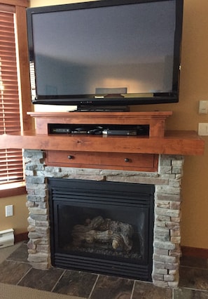 Cozy fireplace, big screen TV, WiFi, AppleTV